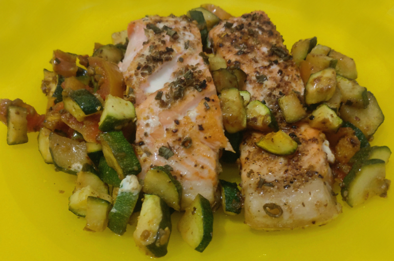 Trancio di salmone con zucchine e pomodorini