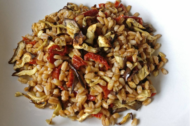 Insalata di farro con melanzane e pomodori secchi