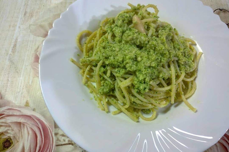 Spaghetti con pesto di zucchine e mandorle