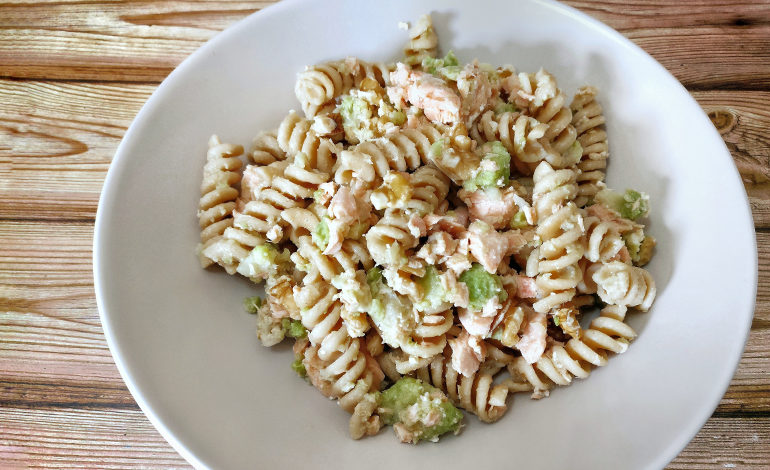 Fusilli integrali con broccoli, salmone e noci