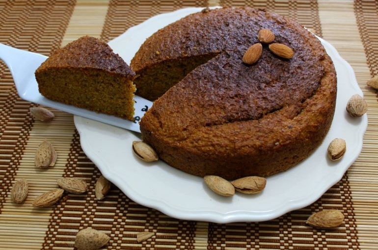 Torta vegan semi integrale con mandorle e carote