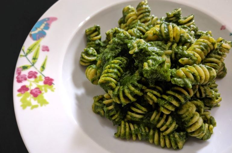 Fusilli di ceci con pesto di spinaci