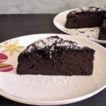 Torta al cioccolato senza zucchero, burro, uova e latte