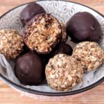 Mini balls senza cottura con prugne secche e fiocchi d'avena