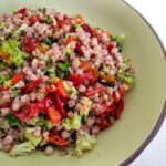 Insalata di grano saraceno con broccoli, peperoni e pomodori secchi