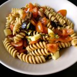 Insalata di pasta fredda con pomodorini, provola e olive nere