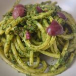 spaghetti-pesto-cavolonero-olive-noci